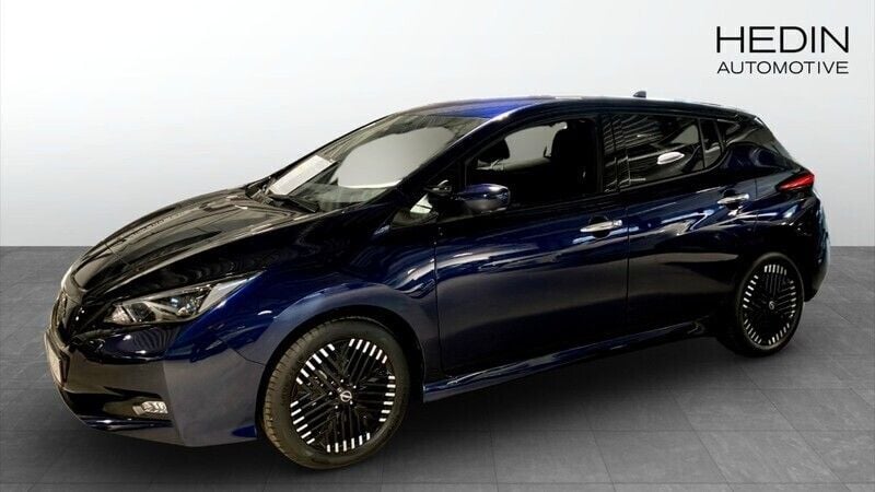 Mörkblå (blue) Begagnad 2023 Nissan Leaf N-Connecta Halvkombi | 229 900 kr (Marknadspris) - Bild 1/4