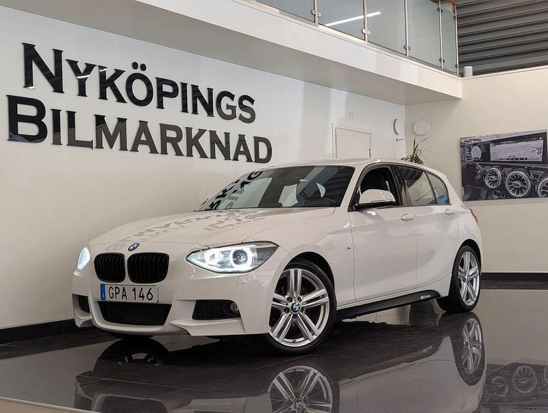 Vit Begagnad 2015 BMW 116 M Sport Halvkombi | 139 900 kr (Lite dyr) - Bild 1/4