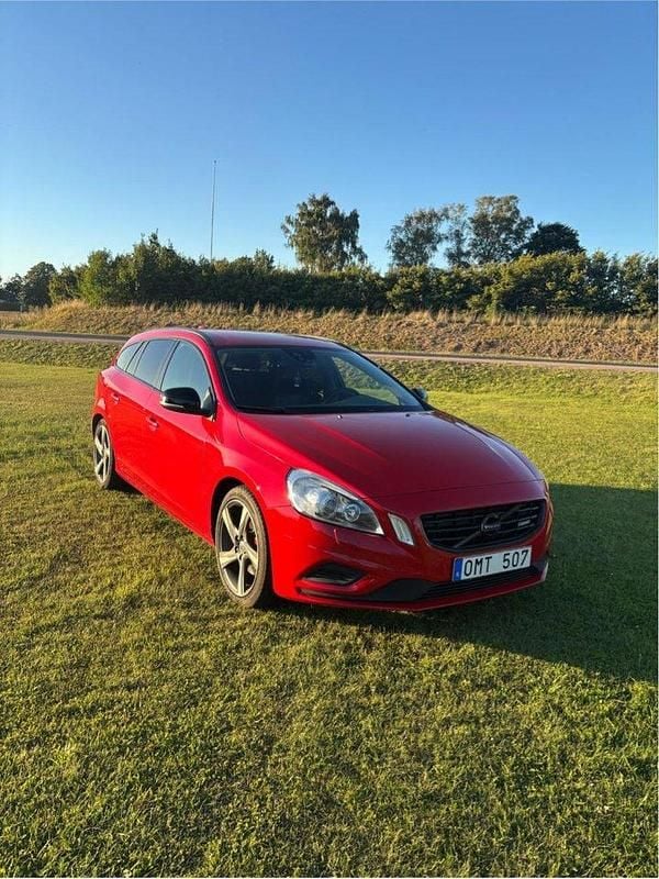 Röd Begagnad 2012 Volvo V60 R-Design Kombi | 85 000 kr (Dyr) - Bild 1/4