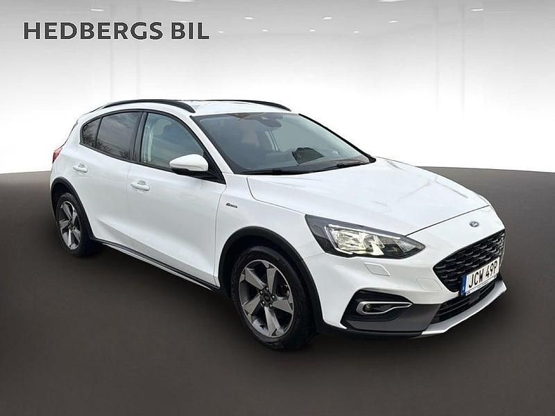 Vit Begagnad 2021 Ford Focus Active Halvkombi | 198 800 kr (Marknadspris) - Bild 1/4