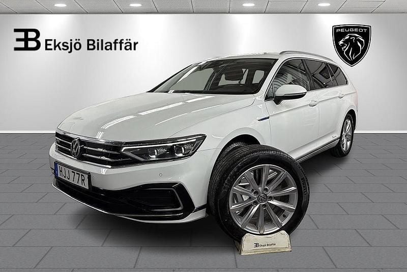 Vit Begagnad 2020 VW Passat Executive Kombi | 209 500 kr (Marknadspris) - Bild 1/4