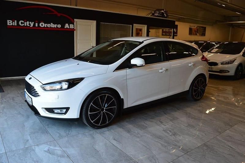 Vit Begagnad 2016 Ford Focus Titanium Halvkombi | 84 900 kr (Marknadspris) - Bild 1/4