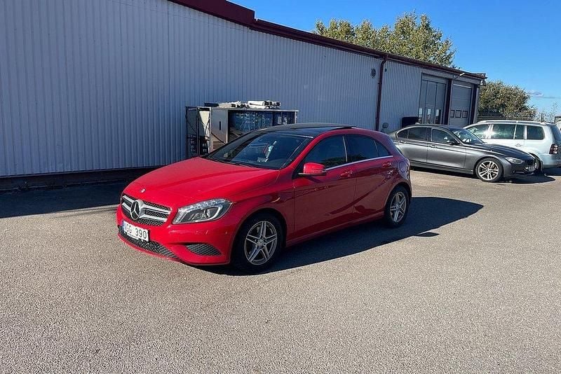Röd Begagnad 2012 Mercedes A200 Urban Halvkombi | 139 500 kr (Marknadspris) - Bild 1/4