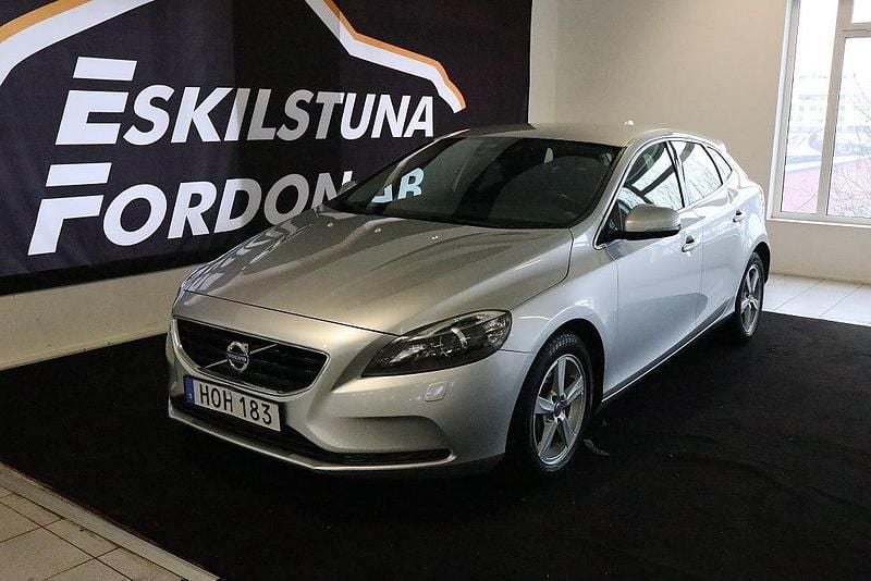 Silver Begagnad 2014 Volvo V40 Momentum Halvkombi | 179 900 kr (Marknadspris) - Bild 1/4