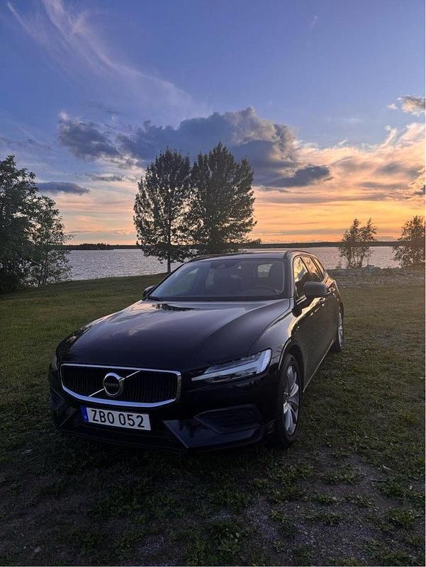 Svart Begagnad 2020 Volvo V60 Momentum Kombi | 237 000 kr (Marknadspris) - Bild 1/4
