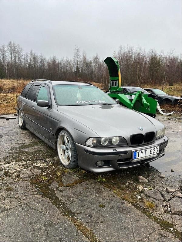 Grå Begagnad 2003 BMW 525 M Sport Kombi | 10 000 kr - Bild 1/4