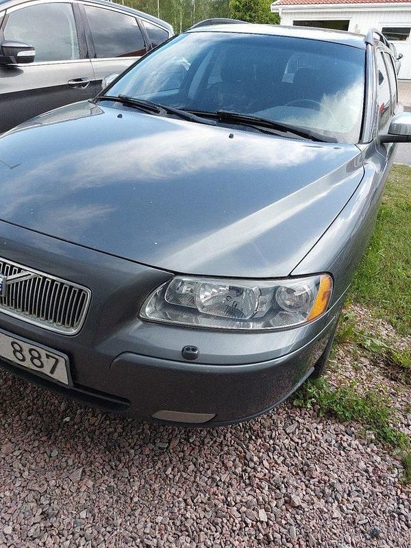 Grå Begagnad 2007 Volvo V70 Dynamic Kombi | 35 000 kr (Lite dyr) - Bild 1/4