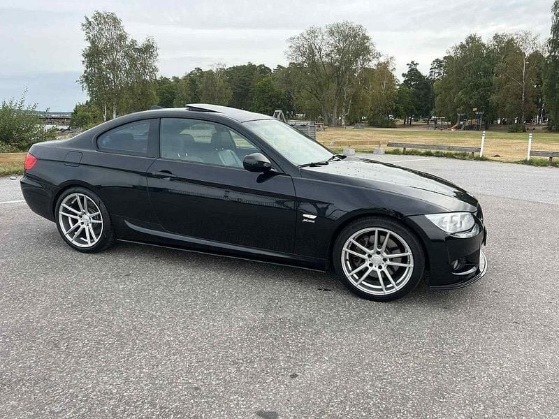 Svart Begagnad 2011 BMW 335 M Sport Sportkupé | 108 000 kr (Superpris) - Bild 1/4