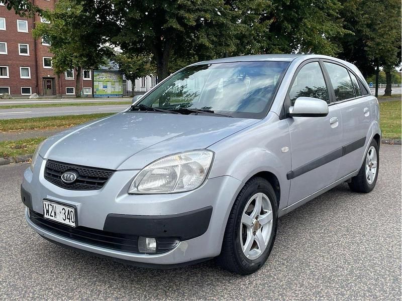 Silver Begagnad 2006 Kia Rio 4 Halvkombi | 15 900 kr (Lite dyr) - Bild 1/4