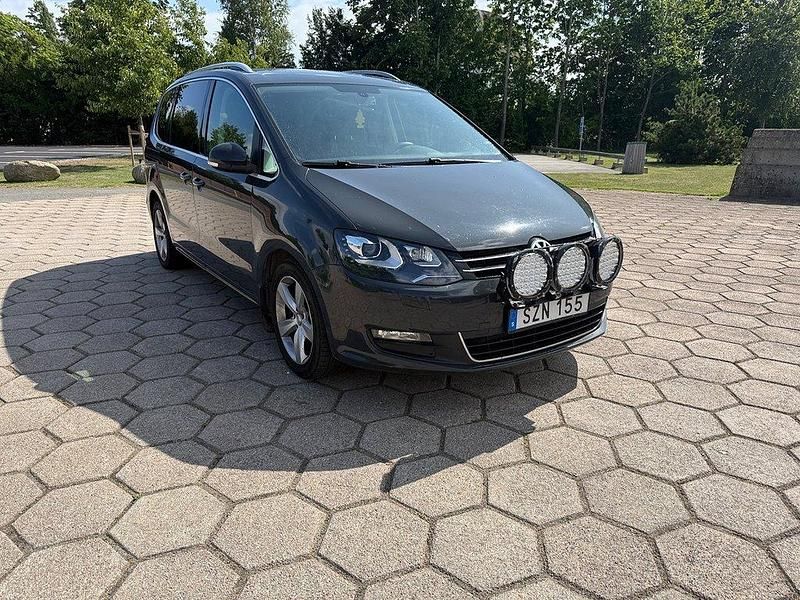Mörkgrå Begagnad 2014 VW Sharan Minibuss | 118 500 kr - Bild 1/4
