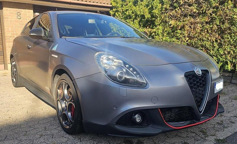 Grå Begagnad 2015 Alfa Romeo Giulietta Quadrifoglio Halvkombi | 157 000 kr - Bild 1/4