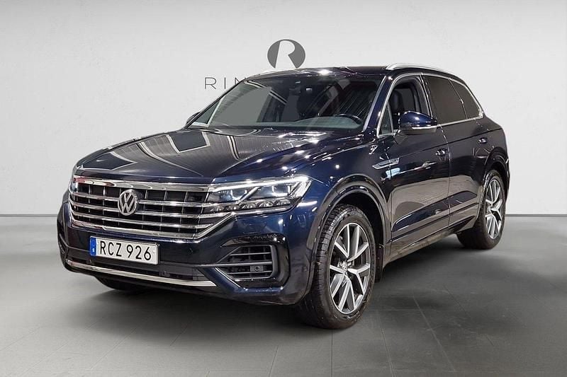 Mörkblå Begagnad 2018 VW Touareg R-line SUV | 319 900 kr - Bild 1/3