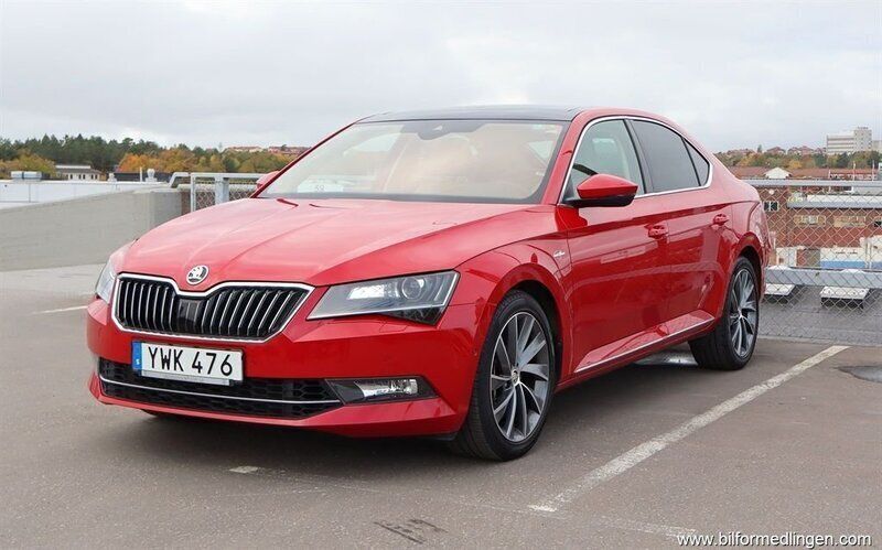 Röd samma som bilen Begagnad 2017 Skoda Superb LAURIN & KLEMENT Halvkombi | 299 900 kr (Dyr) - Bild 1/4