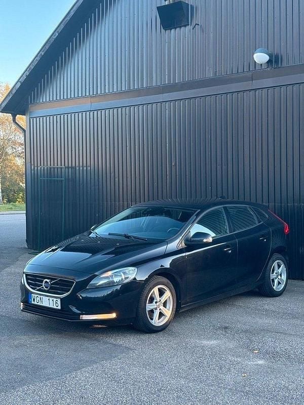 Svart Begagnad 2014 Volvo V40 Kinetic Kombi | 89 700 kr (Bra pris) - Bild 1/1