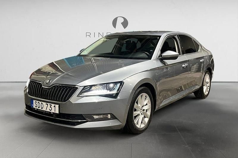 Grå Begagnad 2016 Skoda Superb Business Line Halvkombi | 159 900 kr (Bra pris) - Bild 1/3