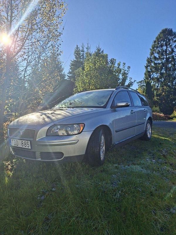 Silver Begagnad 2007 Volvo V50 Kinetic Kombi | 13 000 kr (Superpris) - Bild 1/4