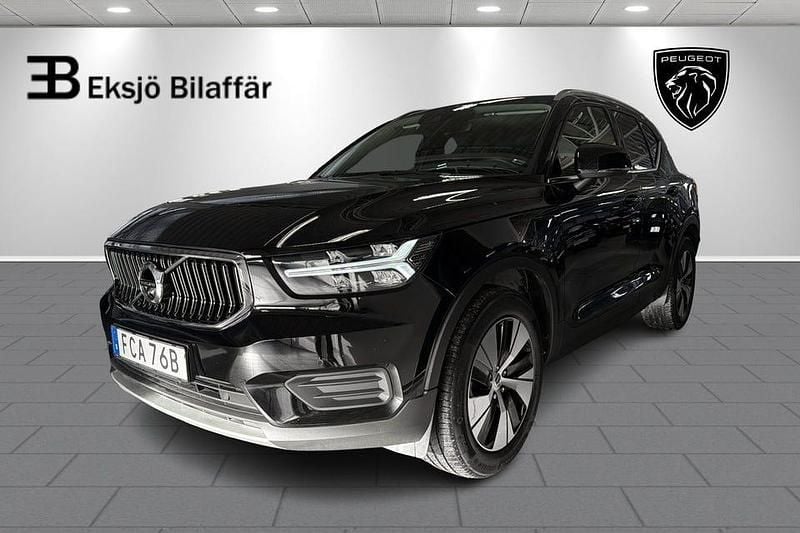 Svart Begagnad 2022 Volvo XC40 Momentum SUV | 329 500 kr (Marknadspris) - Bild 1/4