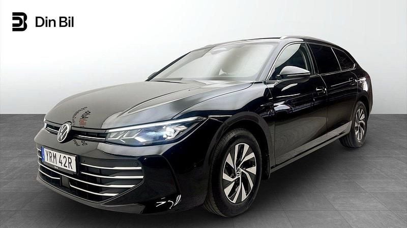 Svart Begagnad 2024 VW Passat Business Kombi | 349 900 kr (Marknadspris) - Bild 1/4