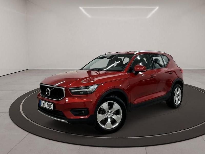Röd Begagnad 2021 Volvo XC40 Momentum SUV | 269 900 kr (Marknadspris) - Bild 1/3