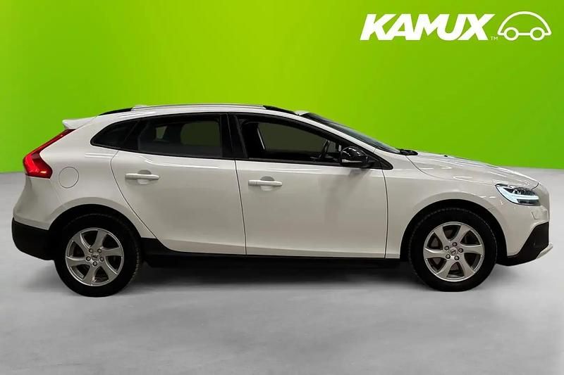 Begagnad Volvo V40 152 HK (111 kW) 2019 Vit Halvkombi