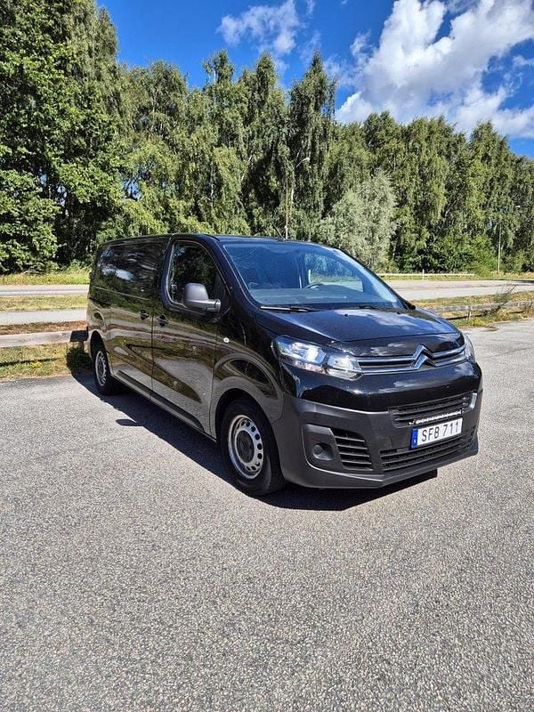 Svart Begagnad 2017 Citroën Jumpy Minibuss | 130 000 kr (Marknadspris) - Bild 1/4