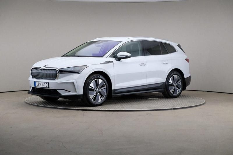 Vit Begagnad 2022 Skoda Enyaq iV SUV | 369 000 kr (Marknadspris) - Bild 1/4
