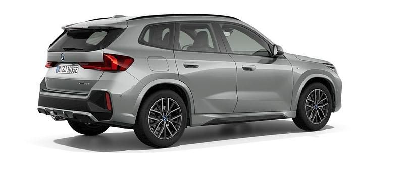 Grå (space silver metallic) Ny 2025 BMW X1 Shadowline SUV | 612 600 kr (Marknadspris) - Bild 1/2