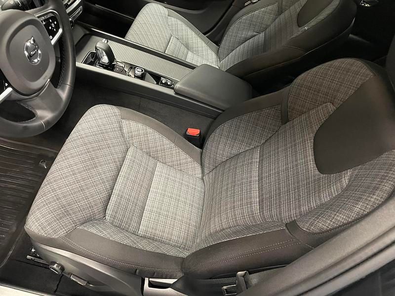 Begagnad Volvo V60 CC Core 253 HK (186 kW) 2024 Svart Kombi