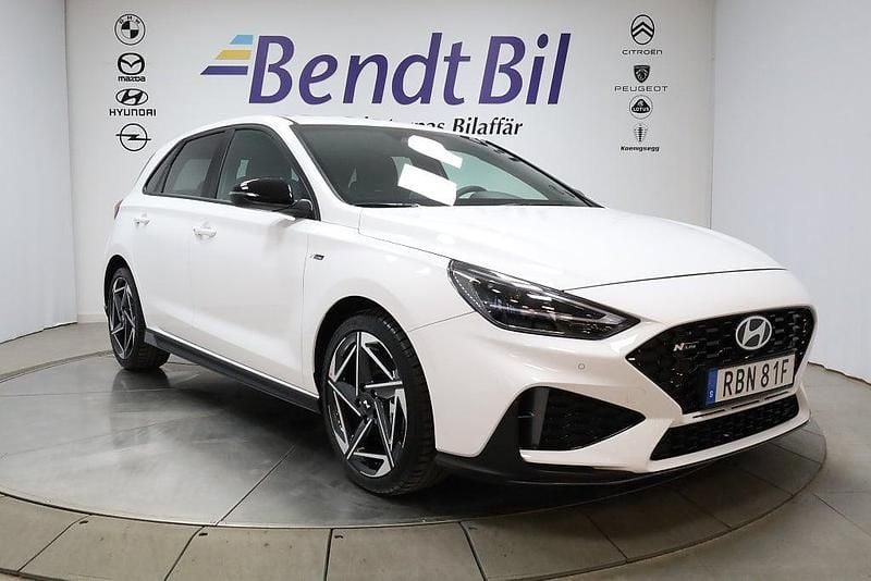 Vit Begagnad 2024 Hyundai i30 N Line Halvkombi | 288 700 kr (Marknadspris) - Bild 1/3