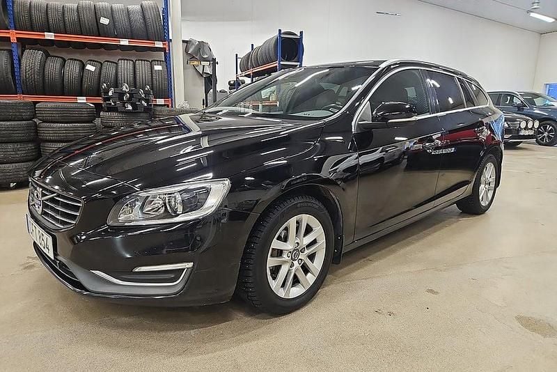 Svart Begagnad 2014 Volvo V60 Summum Kombi | 109 900 kr (Marknadspris) - Bild 1/4