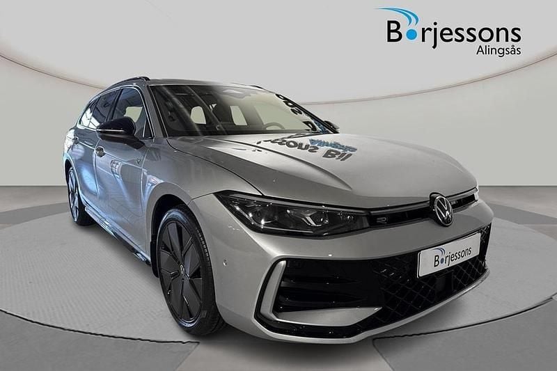 Silver Ny 2026 VW Passat Kombi | 499 900 kr (Superpris) - Bild 1/4