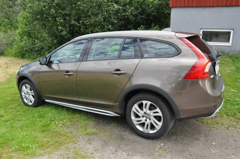 Brun Begagnad 2017 Volvo V60 CC Summum Kombi | 158 000 kr (Superpris) - Bild 1/4