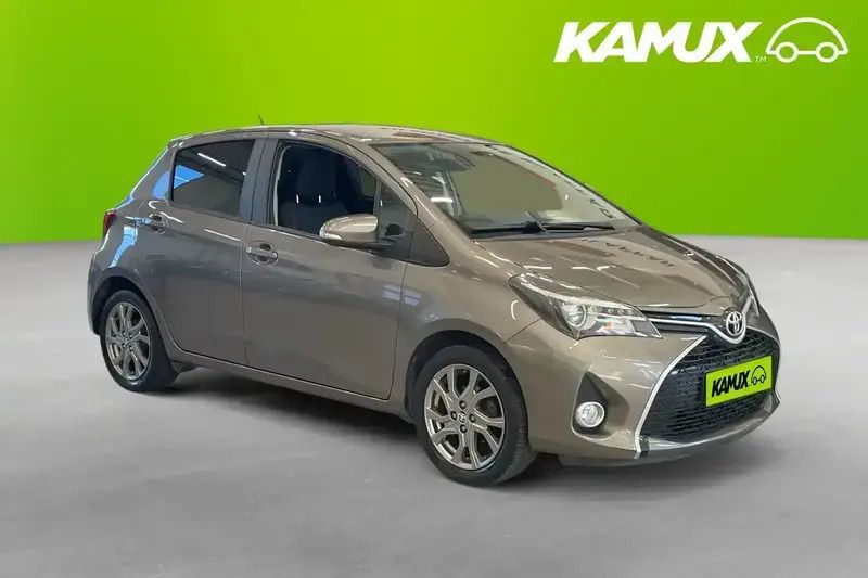 Silver/grå Begagnad 2016 Toyota Yaris Style Halvkombi | 118 900 kr (Marknadspris) - Bild 1/4