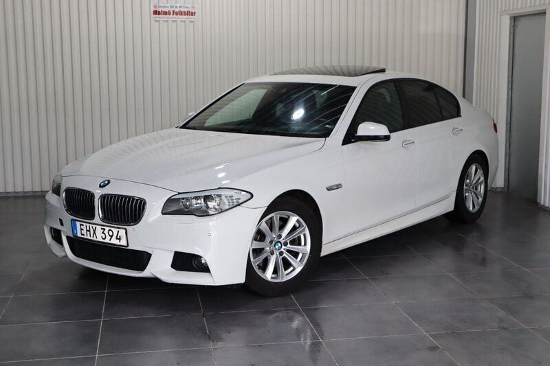 Vit Begagnad 2013 BMW 520 Comfort Edition Sedan | 169 900 kr (Lite dyr) - Bild 1/4