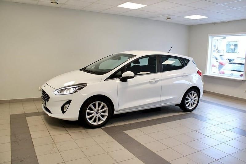 Vit Begagnad 2018 Ford Fiesta Titanium | 109 900 kr (Marknadspris) - Bild 1/4