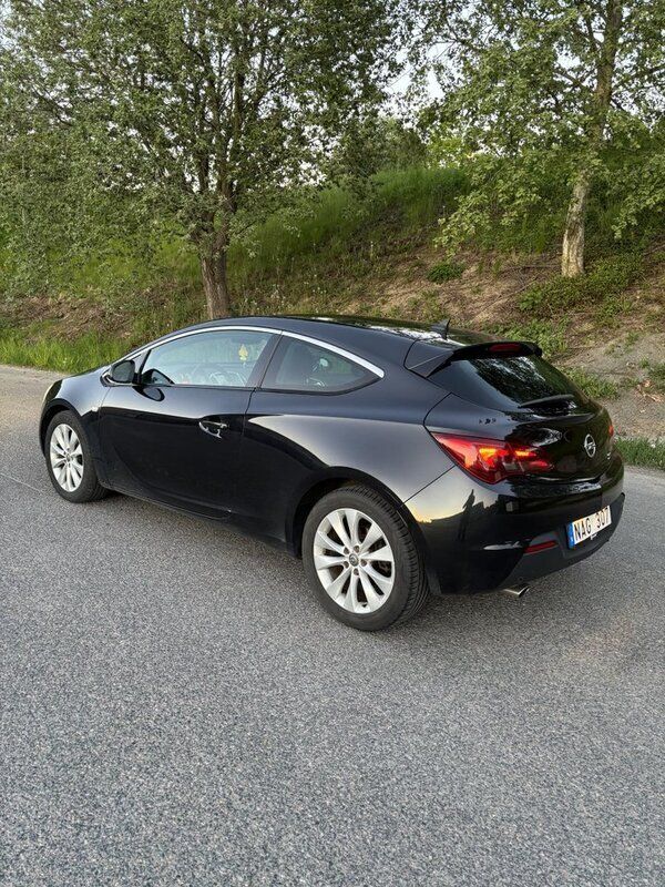 Svart Begagnad 2012 Opel Astra GTC Halvkombi | 45 000 kr - Bild 1/4