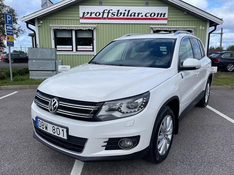 Vit Begagnad 2012 VW Tiguan Sportline SUV | 109 900 kr (Marknadspris) - Bild 1/4