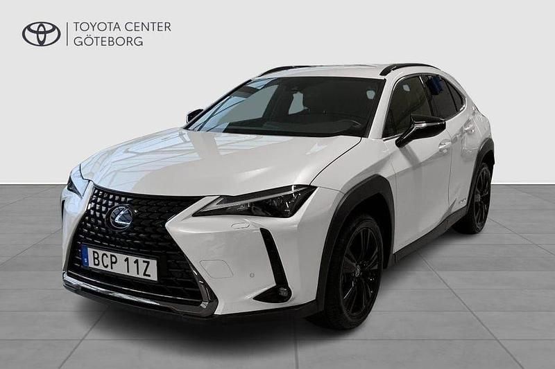 Vit Begagnad 2022 Lexus UX 250h SUV | 304 900 kr (Marknadspris) - Bild 1/4