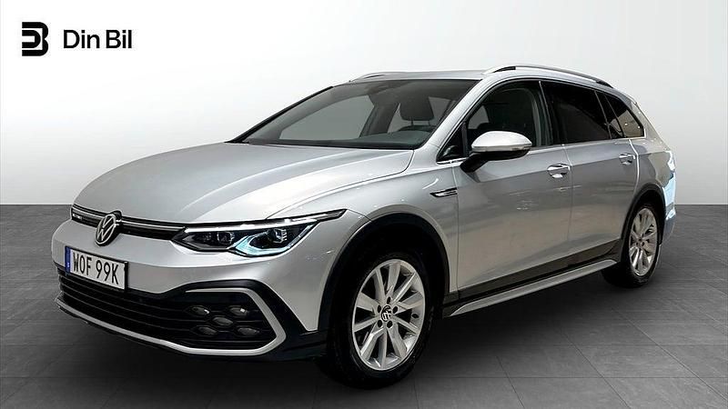 Reflex silver metallic Begagnad 2022 VW Golf VIII Kombi | 344 900 kr (Marknadspris) - Bild 1/4