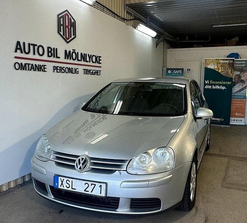 Silver Begagnad 2005 VW Golf IV Trendline Halvkombi | 32 500 kr (Marknadspris) - Bild 1/4