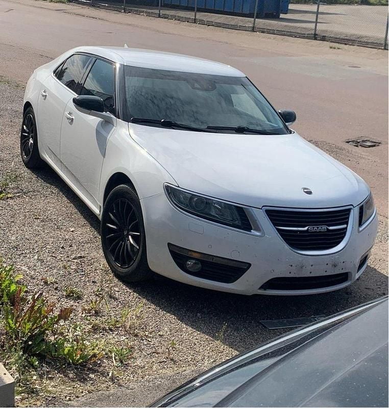 Vit Begagnad 2010 Saab 9-5 Vector Sedan | 140 000 kr (Dyr) - Bild 1/4