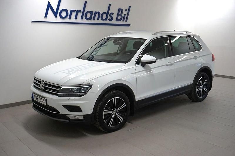 Vit (pure white) Begagnad 2017 VW Tiguan Highline SUV | 219 900 kr (Marknadspris) - Bild 1/4