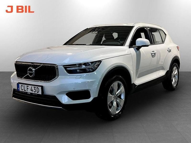 Vit Begagnad 2022 Volvo XC40 Momentum SUV | 329 900 kr (Marknadspris) - Bild 1/4