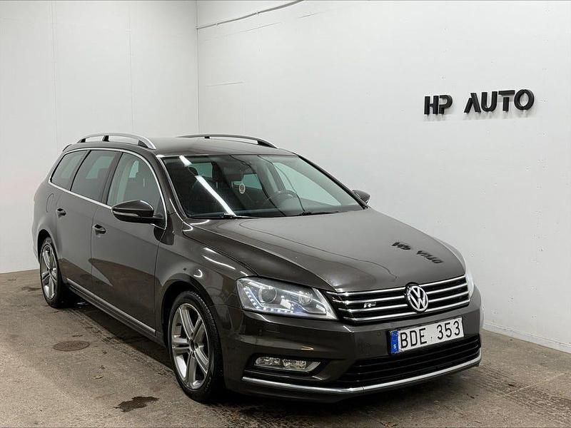 Mörkbrun Begagnad 2013 VW Passat R-line Kombi | 98 900 kr (Marknadspris) - Bild 1/4