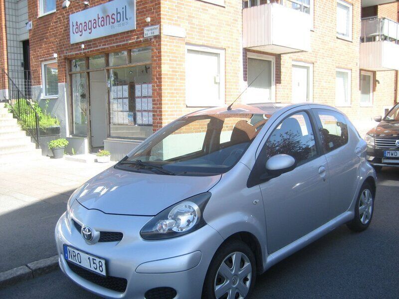 Silver Begagnad 2009 Toyota Aygo Halvkombi | 38 900 kr (Lite dyr) - Bild 1/4