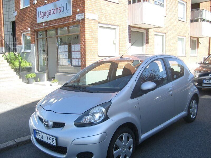Silver Begagnad 2009 Toyota Aygo Halvkombi | 31 500 kr (Marknadspris) - Bild 1/4