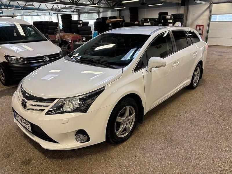 Vit Begagnad 2014 Toyota Avensis Edition Kombi | 109 000 kr (Marknadspris) - Bild 1/4
