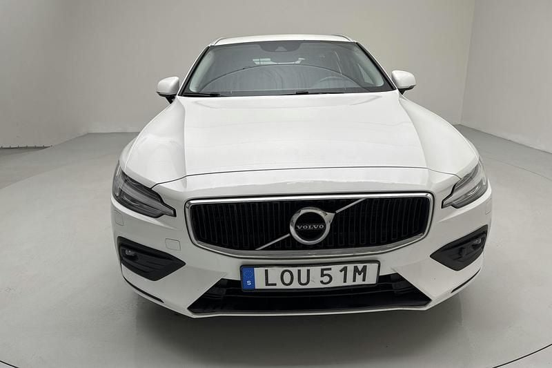 Begagnad Volvo V60 Momentum 197 HK (144 kW) 2021 Vit Kombi