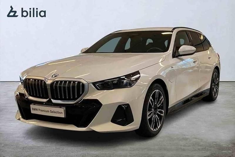 Vit Begagnad 2025 BMW 530e Comfort Edition Kombi | 639 000 kr (Superpris) - Bild 1/1