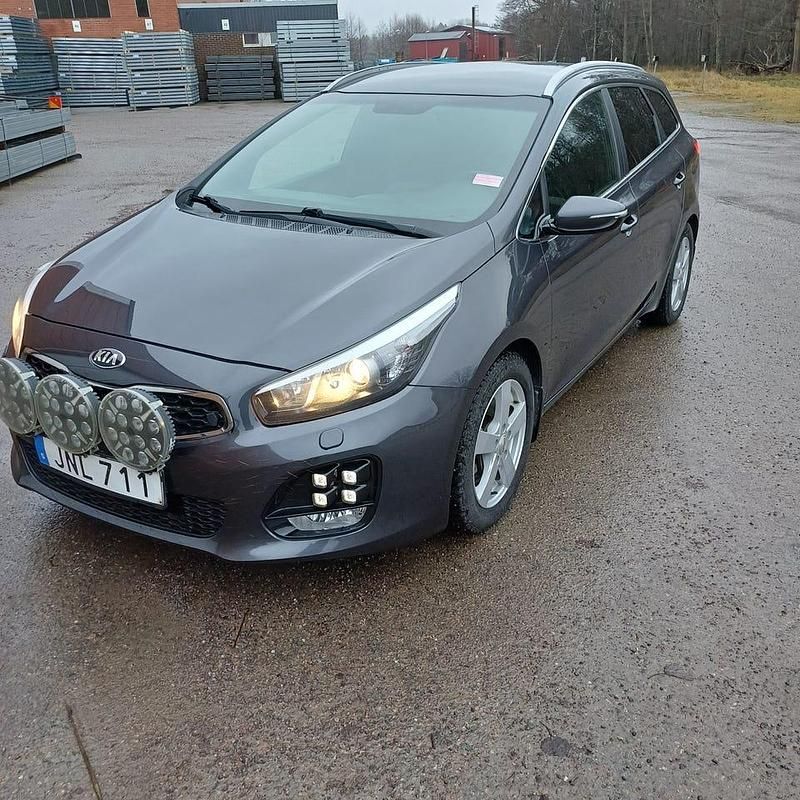 Mörkgrå Begagnad 2016 Kia Ceed Sportswagon Kombi | 107 000 kr (Dyr) - Bild 1/4